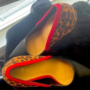 Leopard print with red detail! Who doesn’t love these pumps??!